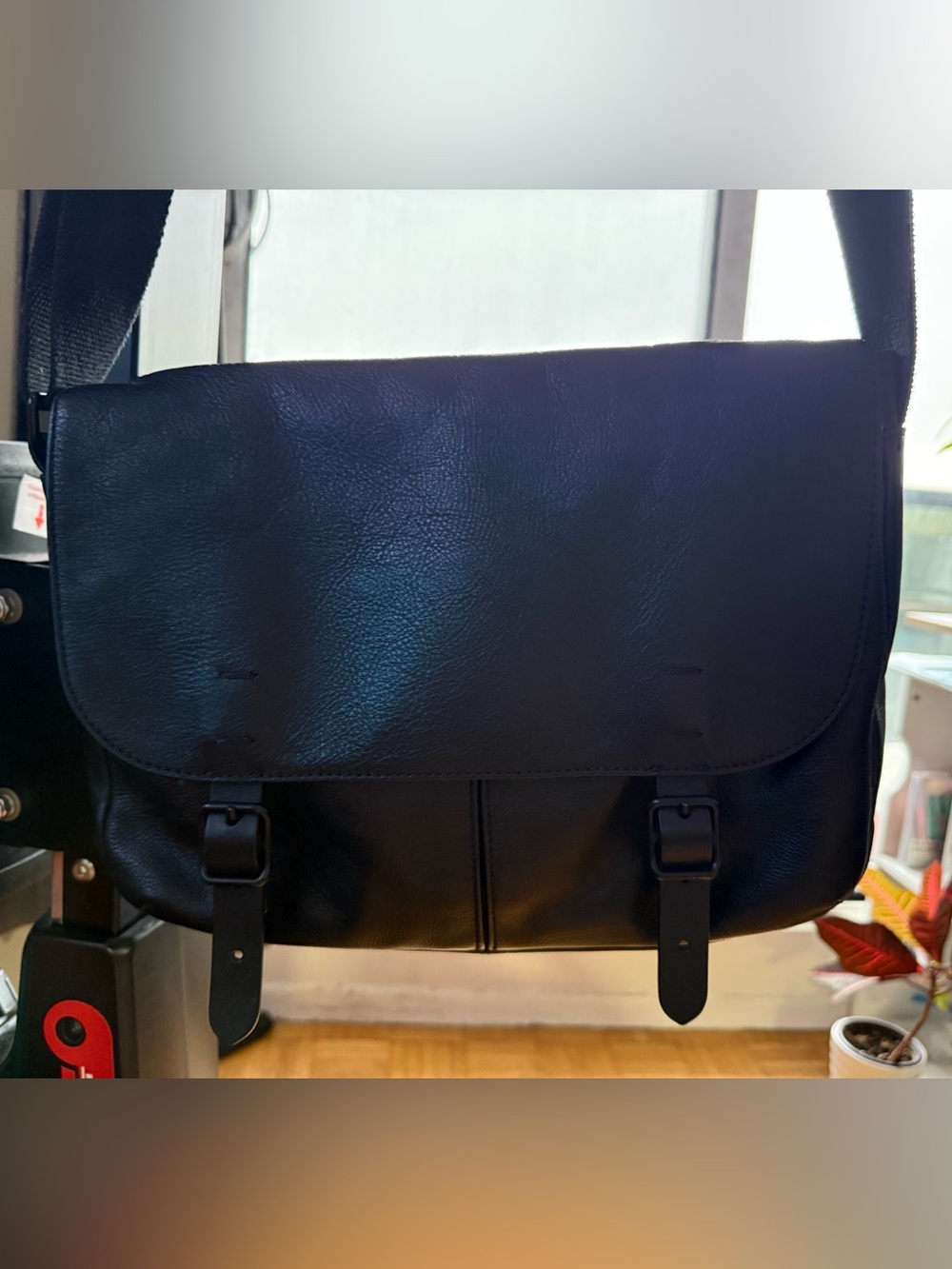 Men's Black Leather Messenger Bag - Classic Carry